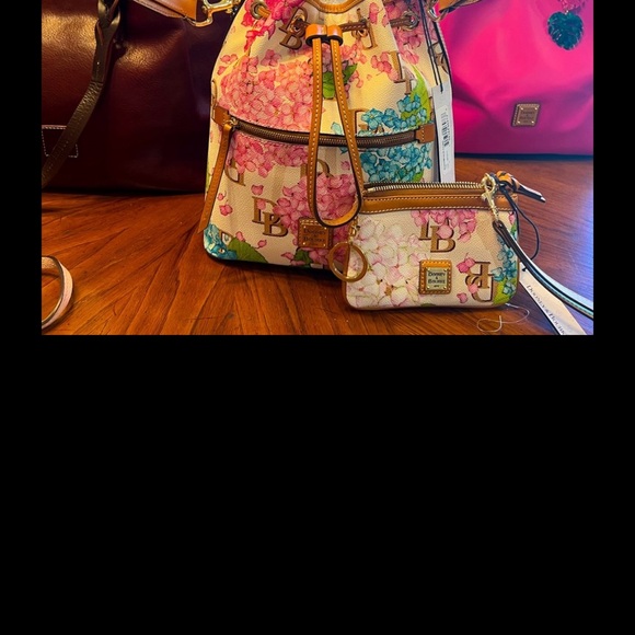 Dooney & Bourke beautiful hydrangea print wristlet pouch brand new with tags - Picture 6 of 12